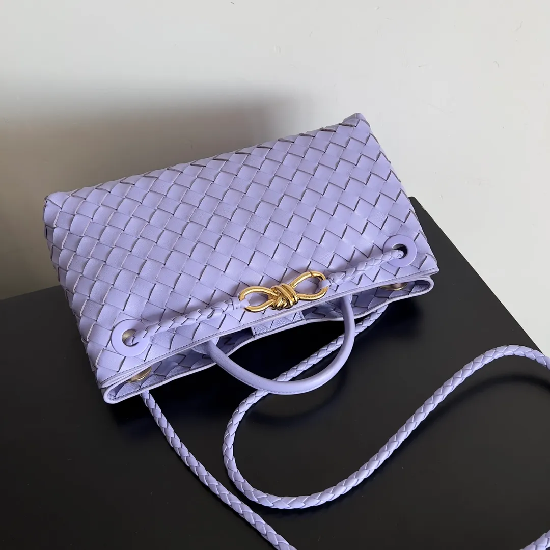 BV 1960 BV Lin Xinru, Ken Dou, Zhou Yutong, Zhu Zhu and other similar models, Andiamo Italian Let'go's new horizontal version design is more refined and elegant. The horizontal version presents a light and fashionable feeling that is more suitable for the body shape of Asian girls. The actual upper body is really awesome! Practicality and elegance coexist! 🉑️Carry it by hand, shoulder or crossbody, the law of true fragrance🥳 Style number: 754990 Size: 29*10*18